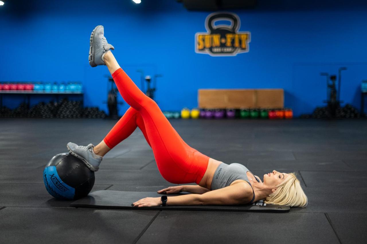 Arka Art Hotel Kashar Экстерьер фото A woman performing a single-leg hip raise