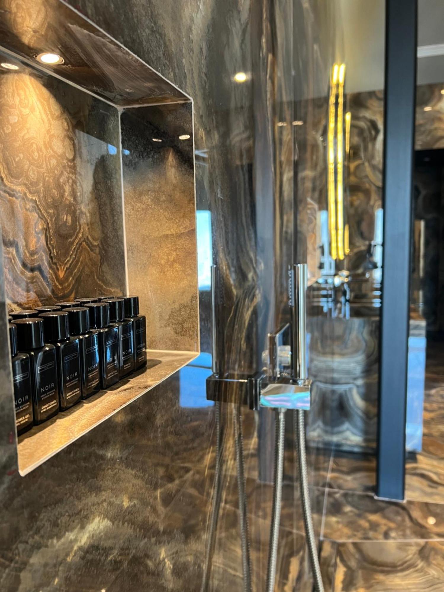 Arka Art Hotel Kashar Экстерьер фото A typical shower