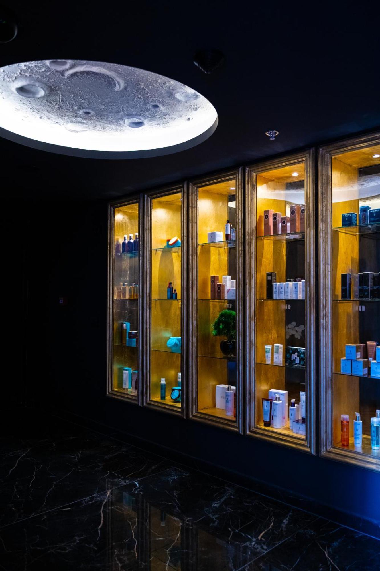 Arka Art Hotel Kashar Экстерьер фото A display of products at a salon