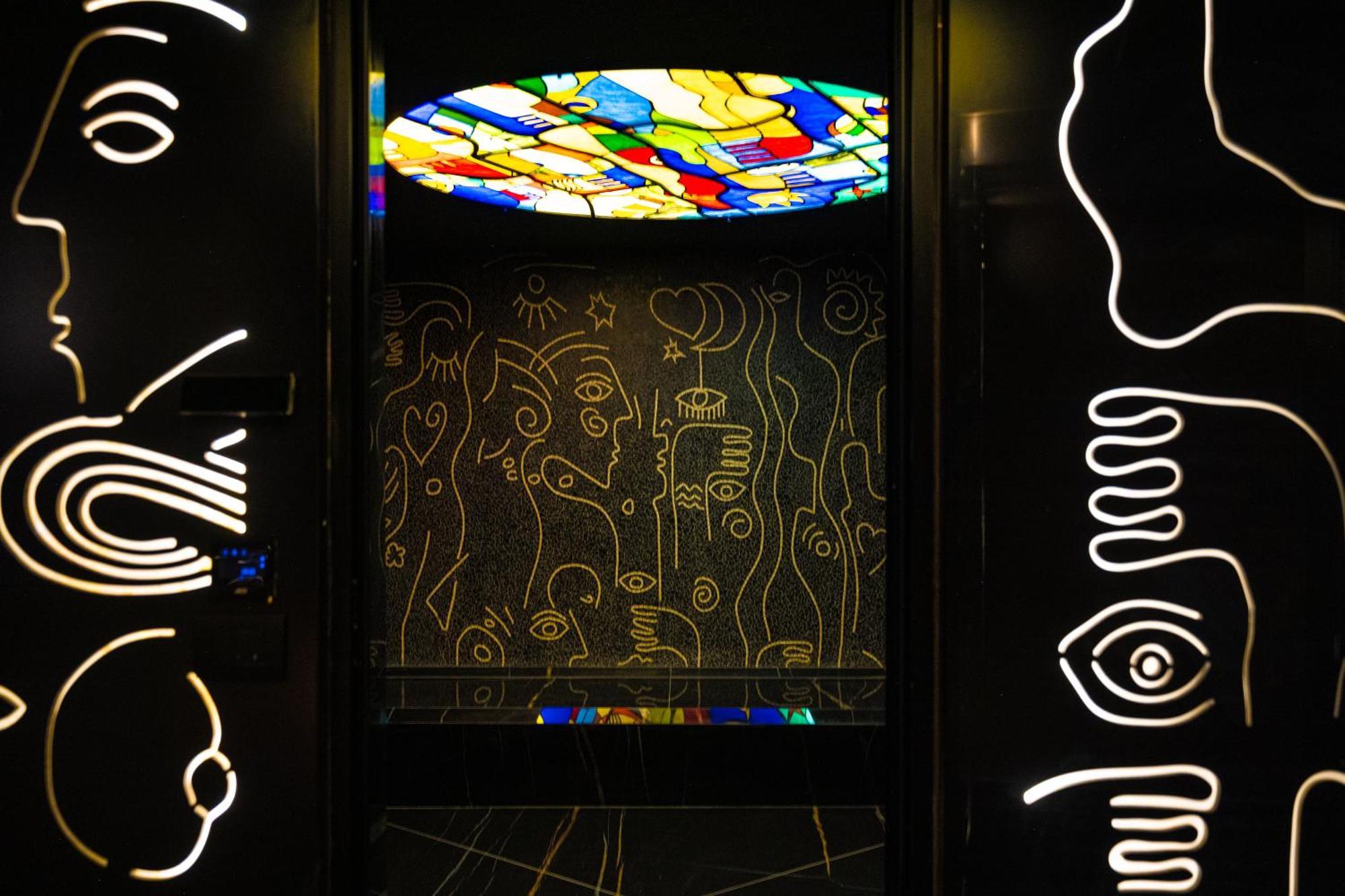 Arka Art Hotel Kashar Экстерьер фото The stained glass window in the elevator